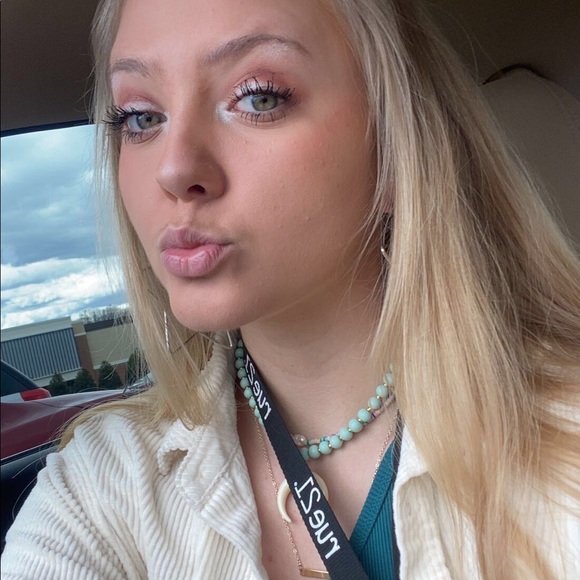 Meet your Posher, Taylor - Picture 3 of 3